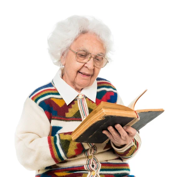 Yaşlı kadın eski bir kitap lanetleme — Stok fotoğraf