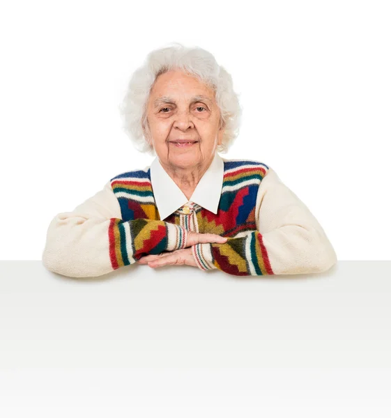Mulher idosa atrás da placa — Fotografia de Stock