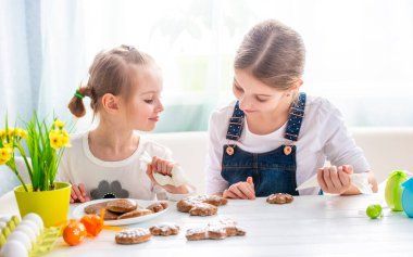 Paskalya için Kurabiye Dekorasyonu Yapan İki Kız Kardeş