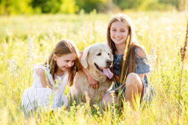 Altın Köpekli İki Kız Bir Tarlada