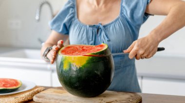 Mutfakta Karpuz Kesen Kadın Yakın Çekimde