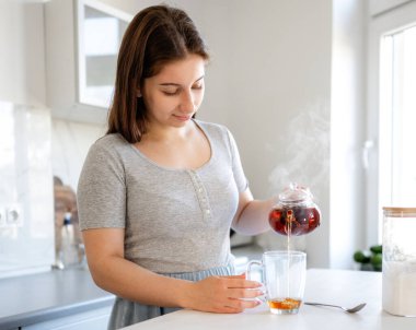 Tatlı Kız Çayı Dolduruyor Bir fincanın içine