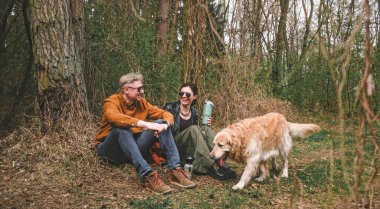 Altın Köpekli Genç Çift Ormanda Zaman Geçiriyor