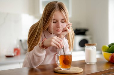 Evde Çay Fincanında Şeker Karıştıran Genç Kız