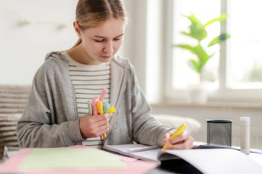 İşaretli Kız Evde Ödev Yapıyor