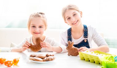 Paskalyada Kurabiye Tutan İki Kız Kardeş