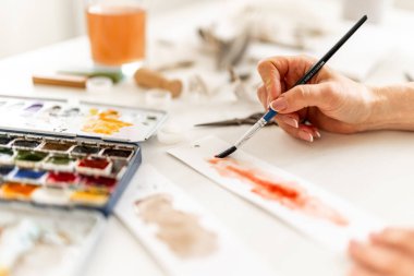 Kadının Elinin Yakın Çekimi, Suluboya ile Soyut Benek Boyama