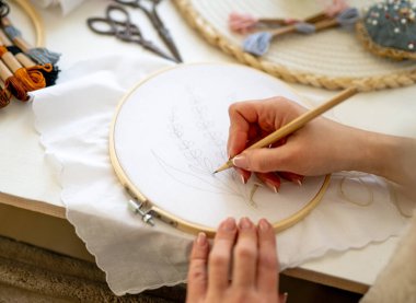 Ellerin yakın plan nakışı için kumaş üzerine kız boyama tasarımı