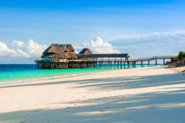 Turkuaz Okyanus suyuyla iskelenin çarpıcı manzarası