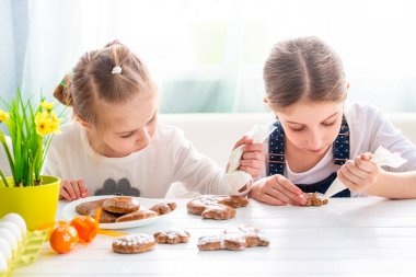 Paskalya için Kurabiye Dekorasyonu Yapan İki Kız Kardeş