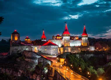 Kamenetz-Podolsk dağ tepe üzerinde kale