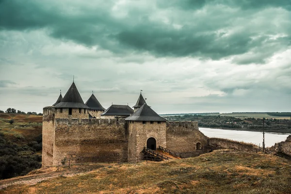 Vista sobre a fortaleza ucraniana de Khotyn — Fotografia de Stock