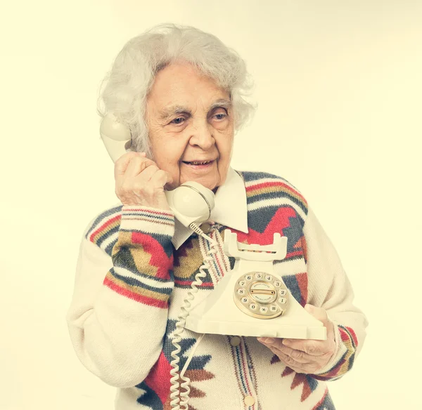 Anciana hablando por teléfono — Foto de Stock