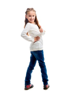 Başparmağı havada küçük bir kız.