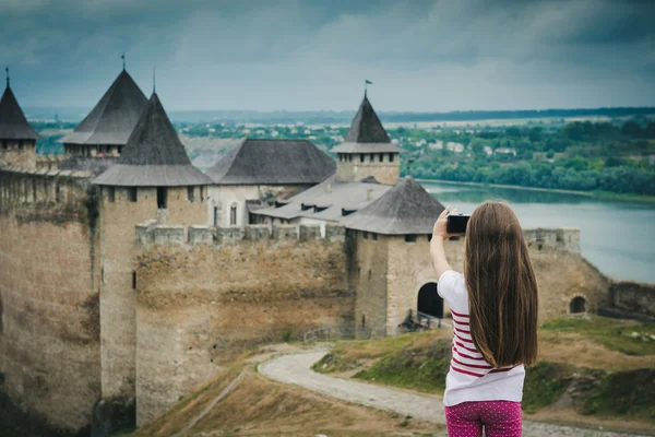 Dziewczyna przy Fotografia twierdzy Chocim — Zdjęcie stockowe