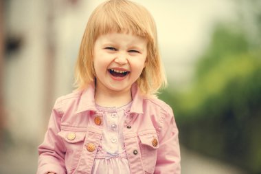 Güzel kız sokakta yakın çekim