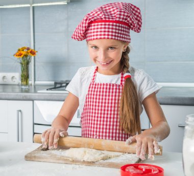 küçük kız dışarı hamur haddeleme