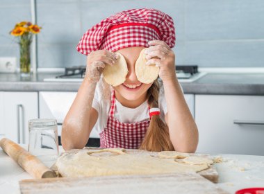 küçük kız lwith hamur parçaları