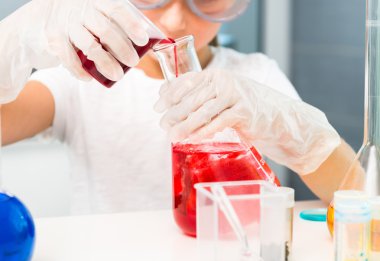 Şişeler kimya ile küçük kız