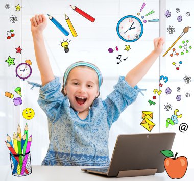 Küçük kız ve onun tablet