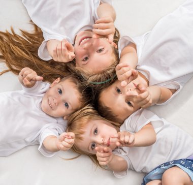 gülümseyen çocuklar başlarını ile yan yana yatarken