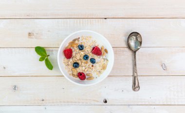 kase çilek ile müsli