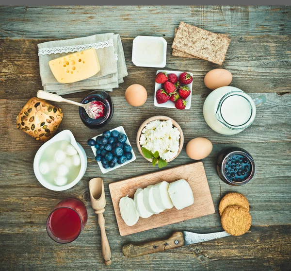 Sommarfrukost på ett träbord — Stockfoto