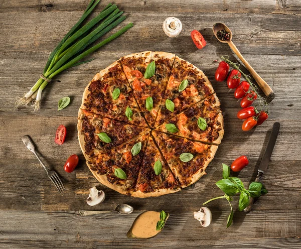 Pizza vegetariana com cogumelos — Fotografia de Stock