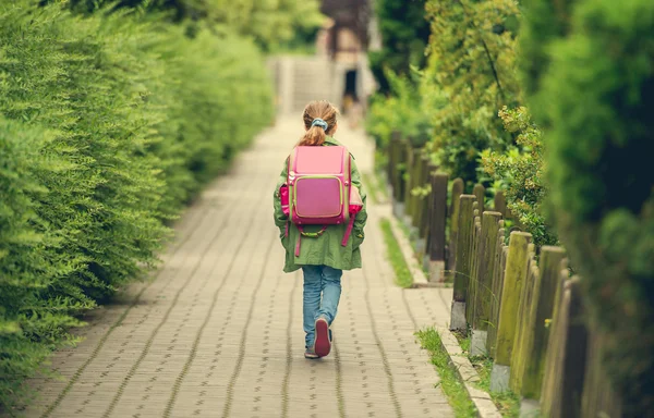 Kleines Mädchen mit Rucksack auf dem Schulweg — Stockfoto