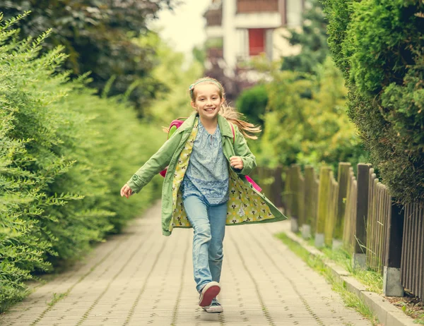 Pequeña niña ir a casa de la escuela —  Fotos de Stock