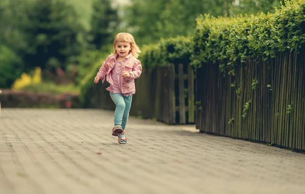 Pouco bonito menina correndo — Fotografia de Stock