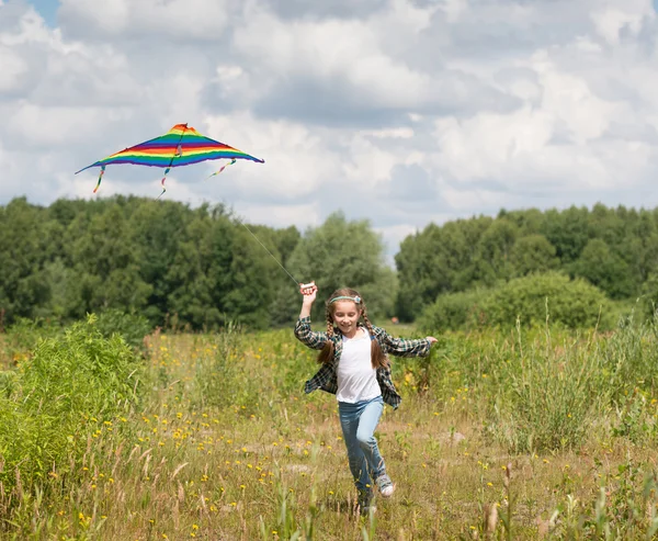 Lilla söta tjejen flyger en drake — Stockfoto