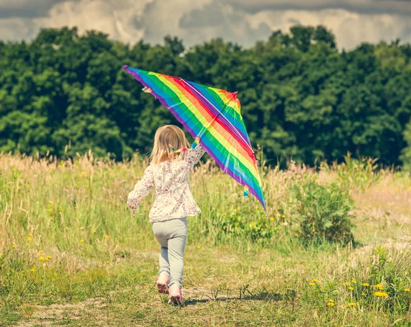 Roztomilá holčička létání draka — Stock fotografie