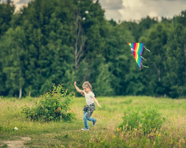 Pequeña linda chica volando una cometa —  Fotos de Stock