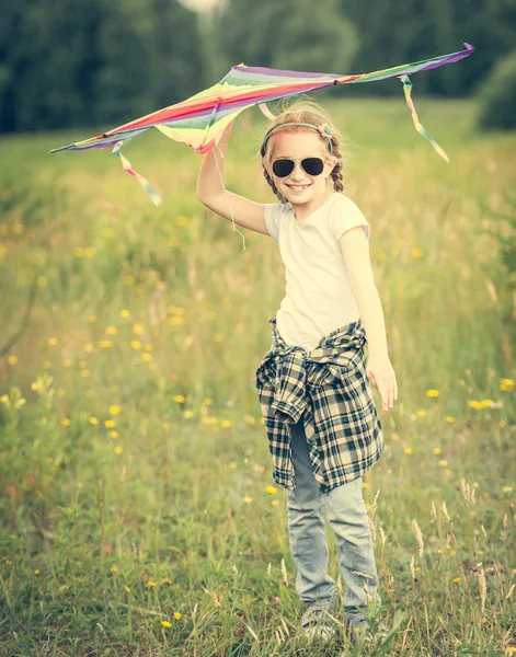 Pequeña linda chica posando con una cometa —  Fotos de Stock