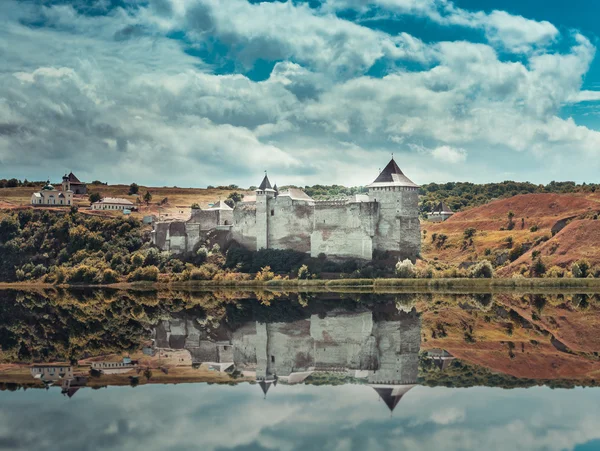 Château de Khotyn au bord de la rivière Dniester — Photo