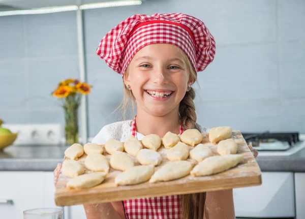 Bambina con polpette crude a bordo — Foto Stock