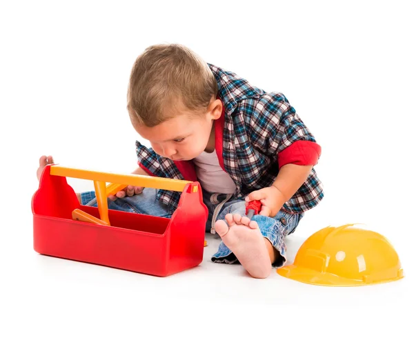 Маленький хлопчик грає в іграшкові інструменти — стокове фото