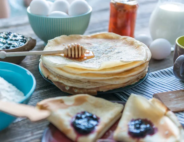 Beredda pannkakor bland ingredienser — Stockfoto