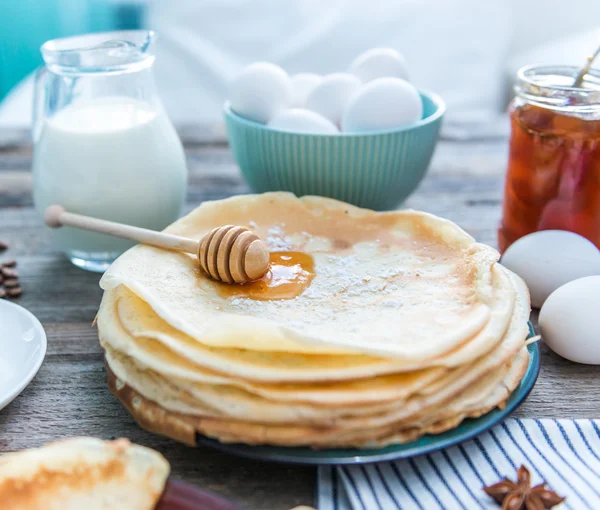 Ryska puncakes och ingredienser — Stockfoto