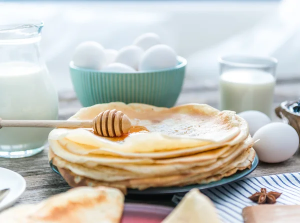 Ryska puncakes och ingredienser — Stockfoto