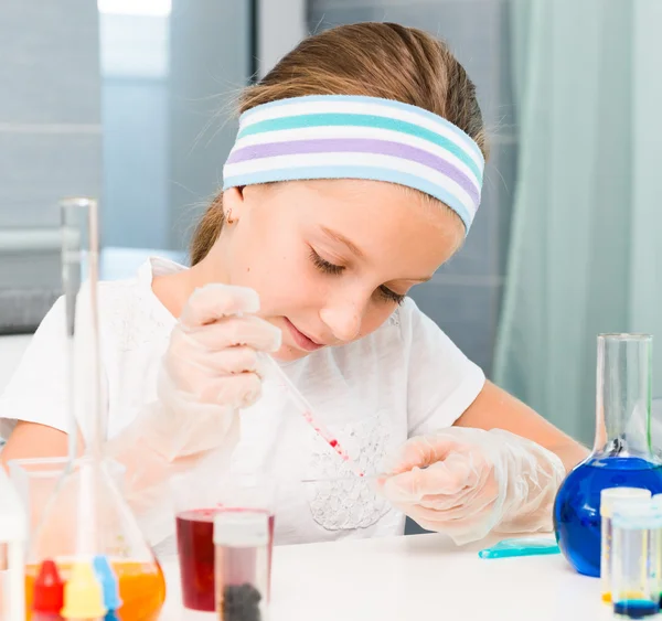 Menina com frascos para química — Fotografia de Stock