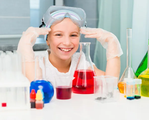 Маленька дівчинка з колбами для хімії — стокове фото