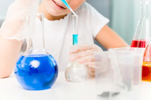 Kleines Mädchen mit Fläschchen für Chemie — Stockfoto