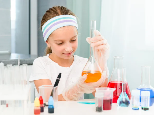 Menina com frascos para química — Fotografia de Stock