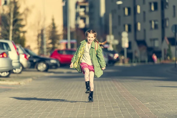 Heureuse petite fille fuyant l'école — Photo