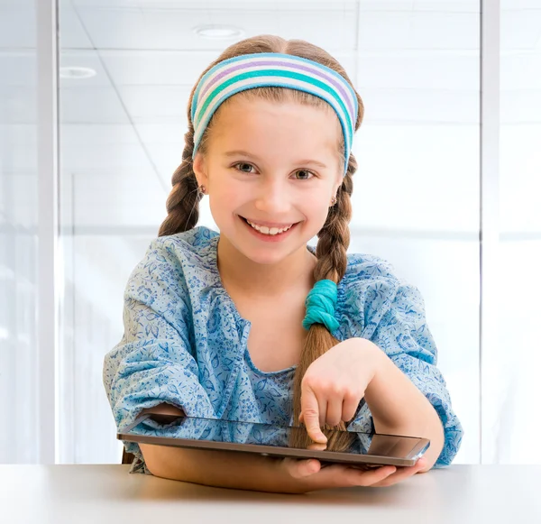 小女孩和她的平板电脑 — 图库照片