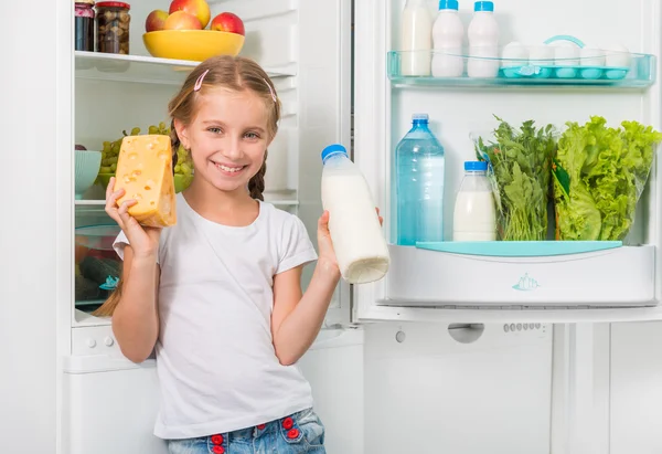 Petite fille tenant du fromage et du lait — Photo