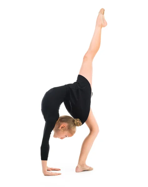 Liten gymnast stretching på golvet — Stockfoto