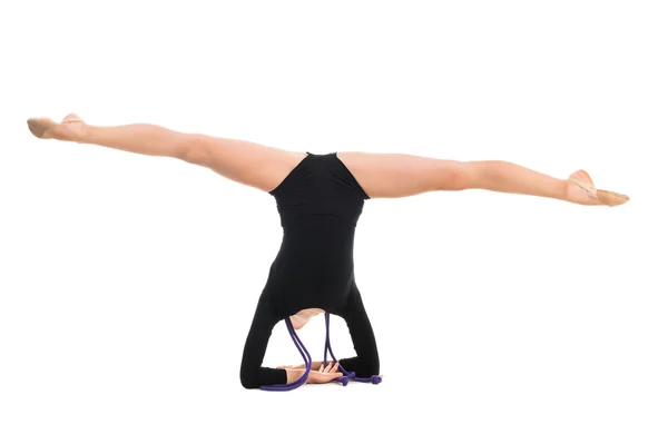 Malý sportovní gymnastka dělat cvičení s švihadlo — Stock fotografie